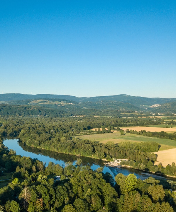 Rivière traversant un paysage agricole